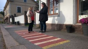 Lisbeth Konttinen berättar att trasmattorna fått folkets gunst. Lisbeth Konttinen berättar att mattorna fått folkets gunst.