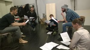 Från läsning... (Martin Bahne, Fredrik Lundqvist, Klara Wenner, Alexander Wendelin, Edith Holmström repeterar Kycklingrättegången). Repetitioner av Kycklingrättegången.