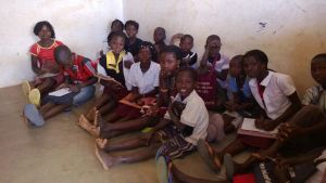 Finland stöder årligen utbildningssektorn i Moçambique med flera miljoner euro. Elever saknar pulpeter i skola i Cabo Delgado provinsen i Moçambique.