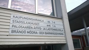 I mars är det tänkt att ytterligare en avdelning vid stadssjukhuset ska stänga. Skylt vid ingången till Vasa stadssjukhus.
