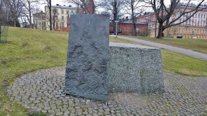 Minnesmärket Apua Anoavat kädet är en stor stenplatta där det finns ingraverat en text till minnet av de 8 judar som överlämnades från Helsingfors till Nazityskland.