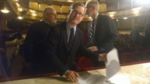 Joachim Tibblin, teaterchef och skådespelare, anser att demonregissörer är ett tabubelagt ämne. Joachim Thibblin och kontraktet med Svenska Teatern.