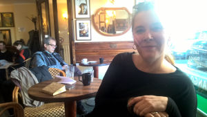 Marika Parkkomäki vill utbilda sig till närvårdare. Marika Parkkomäki sitter på ett café.