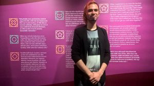 Elie Abrahams berättelse finns på Helsingfors stadsmuseum i form av citat. Elie Abraham definierar sig som ickebinär.