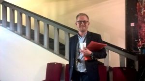På vilket sätt och när Joachim Thibblin kan åtgärda situationen återstår att se. Joachim Tibblin, Svenska Teaterns chef.