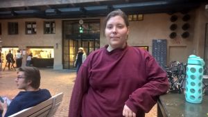 Josefine Fri funderar mycket på jämställdhet ur ett kroppsperspektiv. Josefine Fri studerar på Teaterhögskolan.