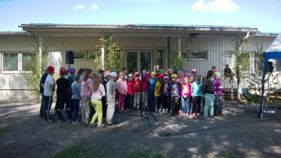 Sannäs skola firar vårfest ute.