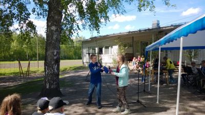 Sannäs skola firar vårfest ute.