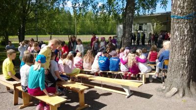 Sannäs skola firar vårfest ute.