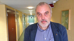 Pekka Tuomola, överläkare vid Diakonissanstalten i Helsingfors. Pekka Tuomola, överläkare vid Diakonissanstalten i Helsingfors.