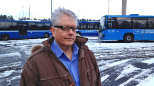 Jussi Mertanen, personalchef på Helsingfors Busstrafik, säger att invandrarna räddade dem från chaufförsbrist. Jussi Mertanen, personalchef på Helsingfors Busstrafik.