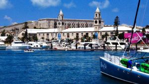 Bermuda. Hasse Eriksson från Vasa ska segla över Atlanten. Men först hänger han på Bermuda.
