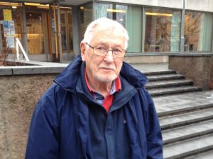 Pentti Reinos har aldrig förut röstat i församlingsvalet. Pentti Reinos utanför Munksnäs kyrka