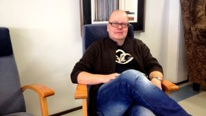Jan-Olof Svarvar har gjort sig ett namn inom filmbranschen världen över. Man sitter i länstol.
