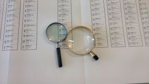 Arkivbild från EU-valet 2014. Förstoringsglas fanns inte på alla valställen som kollades på måndagen. Förstoringsglas finns framme för dem som ser dåligt