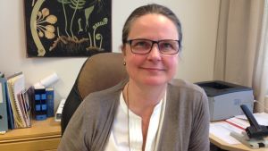Stipendieutdelning i skolan är ett tveeggat svärd, anser rektorn Michaela Lindqvist. kvinna sitter i kontor