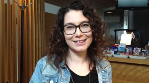 De Grönas Emma Kari är en av dem som är bestörta över att man sparar på de små barnen De Grönas Emma Kari