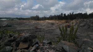 Bild från i fredags (26.6) från stenbrottet i Joddböle. Det dammar on stenbrottet i Ingå hamn.