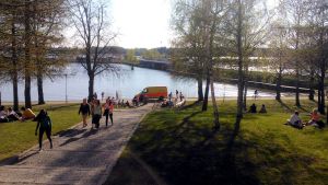 Många brukar fira sommarlovets början i Hovrättsparken i Vasa. Ambulans i Hovrättsparken