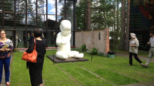 Jouni Airaksinens skulptur Baby I förgrunden Jouni Airaksinens skulptur Baby