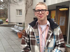 Amos Airola, 16 år, röstade genast när han fick. Amos Airola, aktiv medlem i Petrus församling
