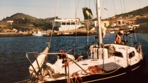 En bild från Magnus Svennblads resa - här är han vid ön Linosa (Italien) i Medelhavet. Ett gammalt fotografi på en segelbåt - i bakgrunden medelhavslandskap.