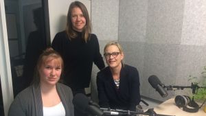 Riksdagsledamoten Eva Biaudet, miljöexperten Andrea Weckman och programledaren Sonja Kailassaari sitter i Efter Nios radiostudio.