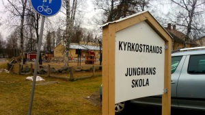 Kyrkostrands-Jungmans skola Skylt vid infarten till Kyrkostrands-Jungmans skola