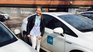 Karin åkte med Yles egen bil på intervju. Karin Biström på väg ut på intervju för nyhetsskolan.