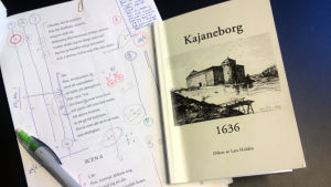 Kajaneborg 1636. Boken och manuskriptet. Manus och bok av Lars Huldèn på ett bord