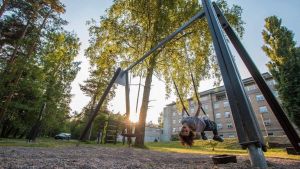 Det finns många barn på flyktingförläggningen i Mjölbolsta som skulle behöva träffa andra barn. Lekpark invid flyktingförläggningen i Mjölbolsta.