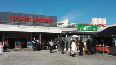 Folk utanför Hong Kong när butiken i vasa öppnade.