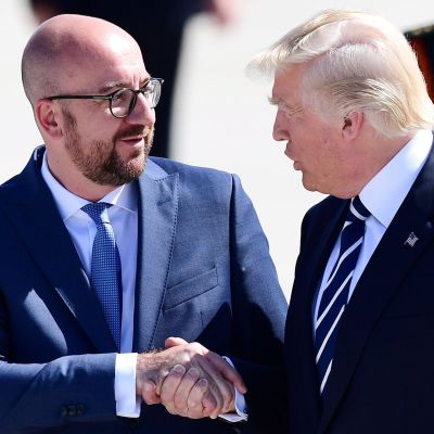 Belgiens premiärminister Charles Michel välkomnar president Donald Trump i Bryssel.