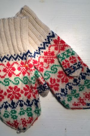 Ehkä osa tästä Lapväärtin perinteisestä lapasmallista sopisi mukaan? Perinteiset Lapvärtin lapaset.