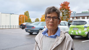 Marita Jordas anser att dagvårdstjänster, också kvällstid, är viktiga för att folk ska kunna flytta till orten. En äldre kvinna i beige jacka står på en parkeringsplats.