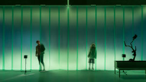 Muoviverhon takaa kuultaa miehen ja tytön hahmo Viirus-teatterin näytelmässä Toinen luonto. 