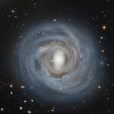 Hubble-avaruusteleskoopin kuva 310 miljoonan valovuoden päässä sijaitsevasta NGC 4921 -galaksista.