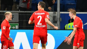 Fredrik Jensen (längst till höger) jublar. Fredrik Jensen firar efter mål i Bundesliga.