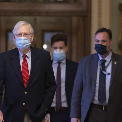 Senatens majoritetsledare lämnade senatsgolvet och gick mot sitt kontor i Capitol Hill då överenskommelsen var klar. 