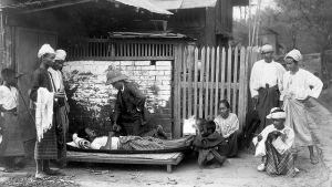Den tredje pesten slog till hårt mot de asiatiska länderna innan det spred sig vidare. Här undersöks en pestpatient i Mandalay i Burma 1906 Fotografi från Burma under tredje pestepidemin
