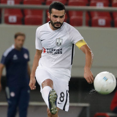 Emin Mahmudov sparkar en boll.