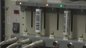 Broadbit testar sina batterier genom att ladda och ladda ur dem många gånger. Broadbits batterier testas.