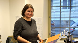 Camilla Kronqvist är universitetslärare i filosofi och viceordförande i forskarföreningen. Camilla Kronqvist i sitt arbetsrum, håller i en plansch.