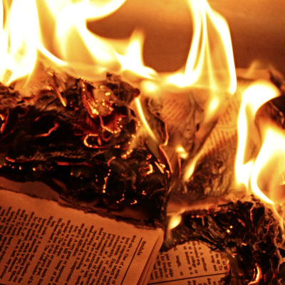 Kirja palaa. Kirjaa poltetaan.