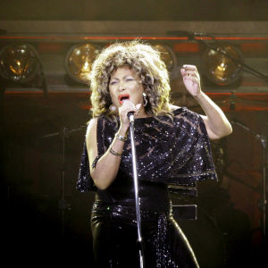 Tina Turner laulaa mikrofoniin.