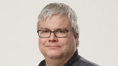 Stefan Willför ser in i kameran.