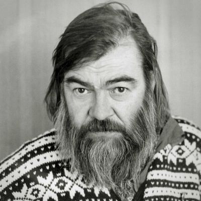 Kirjalija Pentti Saarikoski vuonna 1982 pitkässä parrassa ja villapaita päällä.