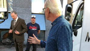 Sophia Heikkilä bongade vardagsrumstavlan bakom skådespelarkollegerna Mikael Persbrandt och Dick Idman samt producent Pete Eklund. En del av en husvägg i Chile som blev en tavla i Helsingfors