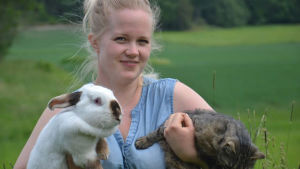 Johanna Johansson är utbildad agrolog och har ett stort intresse för djur. Johanna Johansson håller i en kanin och en katt.