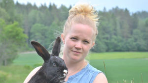 Johansson tycker man ska smaka på kaninkött om man får chansen. Johanna Johansson håller i en svart kanin.